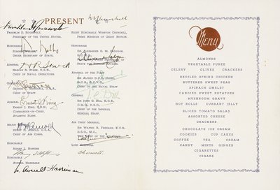 Menu impresso assinado por Winston Churchill e Franklin D. Roosvelt, US Flagship Augusta, Ship&39;s Harbour, Newfoundland, datado de 9 de agosto de 1943. A primeira reunião oficial de Churchill e Roosvelt que produziu a Carta do Atlântico, o prelúdio para de American School