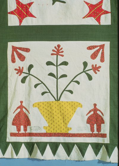 Detalhe de colcha mostrando figuras e flores (algodão) de American School