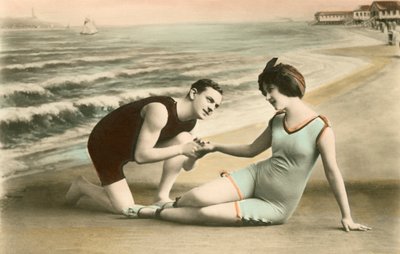Casal romântico vitoriano na praia de American School