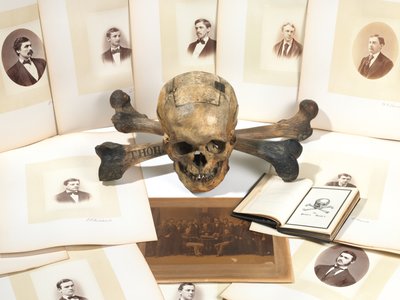 Urnas com Caveira e Ossos de American School