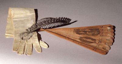 Tiara, luvas e leque, todas usadas para uma bola em homenagem a Lafayette (1757-1834) em 14 de setembro de 1824 de American School