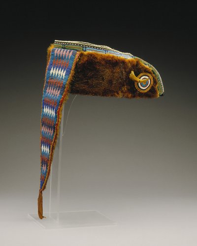 Turbante, Mesquakie, c.1880 (pele de lontra, tecido de algodão, fita de seda, contas de vidro e bearclaw) de American School