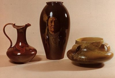 Vaso com retrato do chefe Joseph da tribo Nez Perce, assinado por W.P.Macdonald; torre com motivo de dragão marcado com iniciais de Albert R. Valentien; tigela com motivo de flor japonesa (cerâmica) de American School