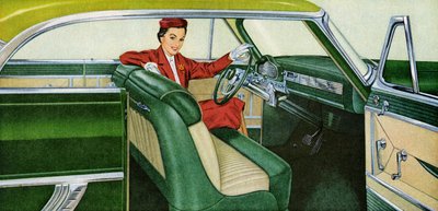 Mulher sentada no lugar do condutor de um coupé dos anos 50 de American School