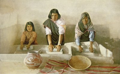 Mulheres Moendo Milho, Pueblo de Laguna, c.1905 (cor litho) de American School