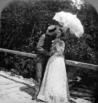 A garota do verão e sua namorada. de American Stereoscopic Company