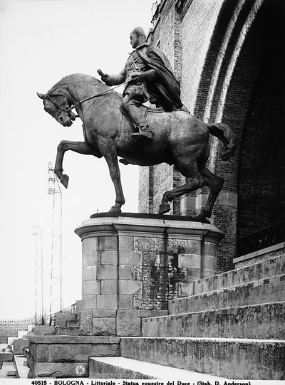 Estátua equestre de Benito Mussolini; até a queda do fascismo, esta estátua estava no Littoriale (Stadio comunale) em Bolonha (foto a p/b) de Anderson Anderson