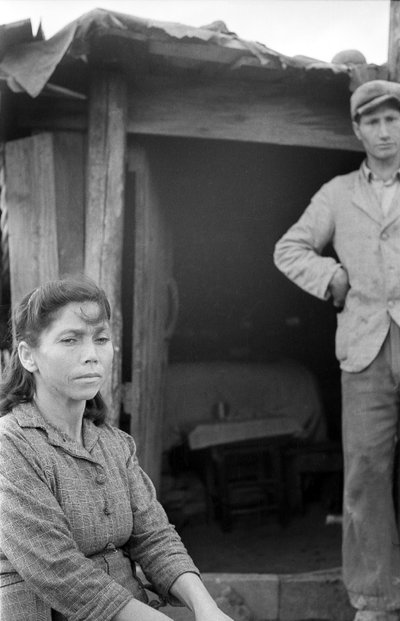 CASAL ENVERGONHADO NO CAMPO DE CROTONE de Ando Gilardi