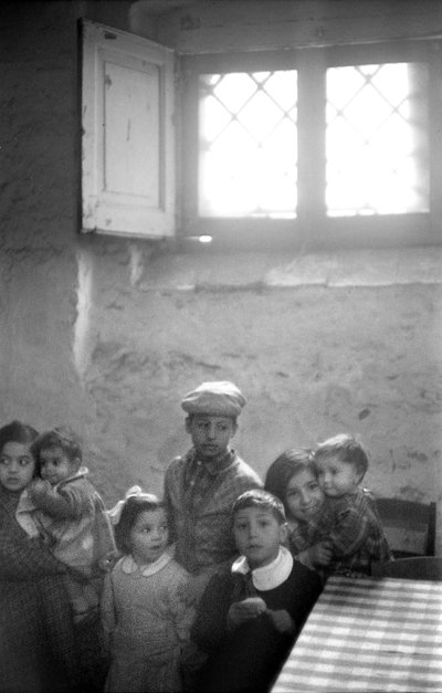 CROTONE, CRIANÇAS NUMA CASA NA CAVE, de Ando Gilardi