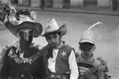 CROTONE, CRIANÇAS COM MÁSCARAS de Ando Gilardi