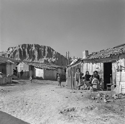 Família, aldeia das fábricas de Montecatini de Ando Gilardi