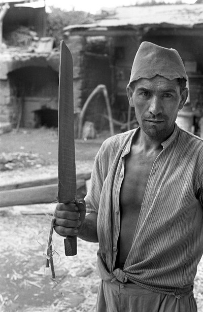 PROCESSAMENTO DO CÂNHAMO, UM OPERÁRIO COM UMA "ESPÁTULA" de Ando Gilardi