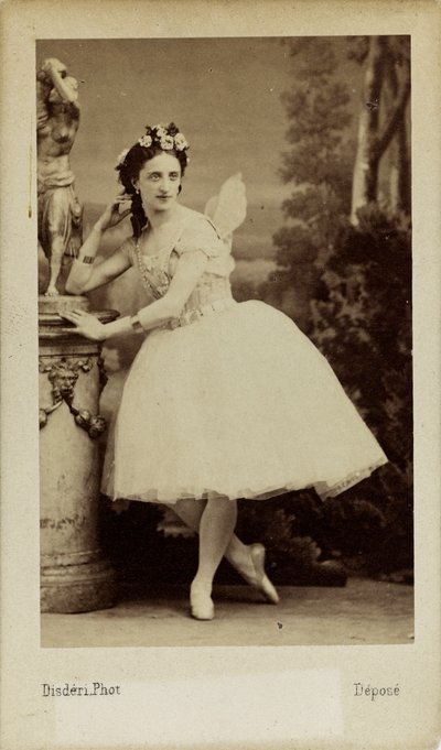 Retrato da bailarina Marfa Muravyeva 1838-1879 no balé Diavolina..., 1863. de Andre Adolphe Eugene Disderi
