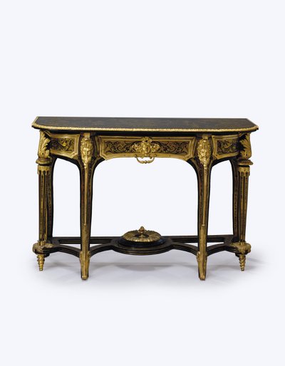 Uma de um par de mesas de cais de tartaruga marrom montadas em ormolu, c.1710 (ormolu, incrustação de latão, casco de tartaruga e couro) (ver também 360580) de Andre Charles (attr. to) Boulle