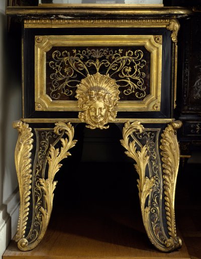 Móveis Louis XIV: cômoda com incrustações de metal com acanto fabricada por Andre Boulle de Andre Charles Boulle