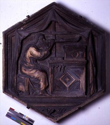 Música, azulejo em relevo hexagonal decorativo de uma série representando as Sete Artes Liberais, possivelmente baseada em desenhos de Giotto (c.1266-1337) c.1334-48 (mármore) de Andrea Pisano