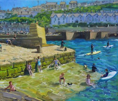 Diversão no porto, Porthleven, Cornwall, 2021 (óleo sobre tela) de Andrew Macara
