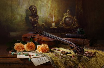 Violino antigo e rosas de Andrey Morozov