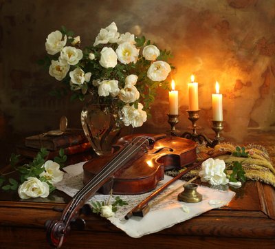Rosas à luz das velas e violino de Andrey Morozov