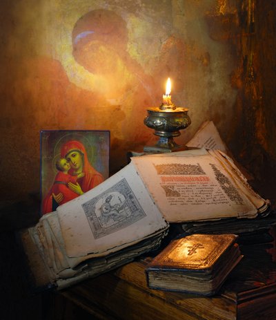 Livros sagrados e luz de velas de Andrey Morozov