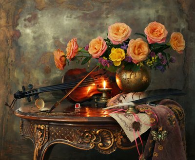 Violino vintage e rosas de Andrey Morozov