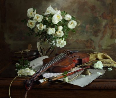 Rosas Brancas e Violino de Andrey Morozov