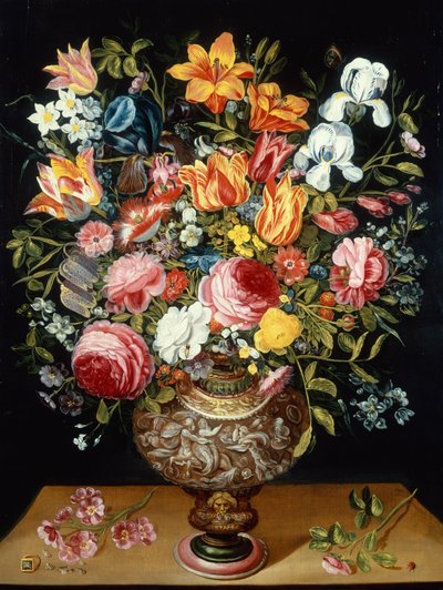 Rosas, Túlipas, Narcissi, Iris e outras Flores numa Urna Esculpida e uma Joaninha sobre um Ledge (óleo sobre tela) de Andries Daniels or Danielsz