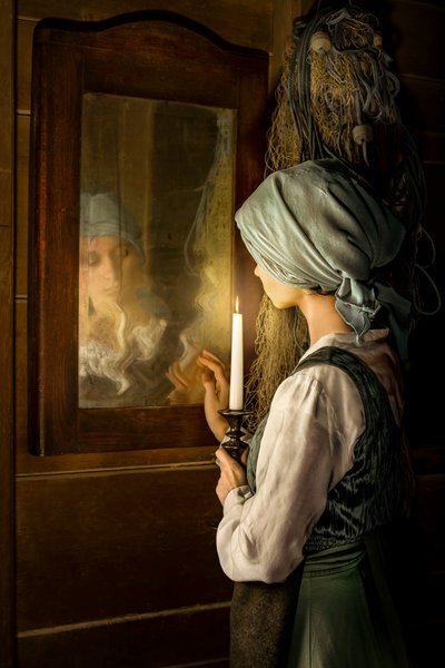 Mulher a refletir à luz de uma vela de Andrzej Lisowski