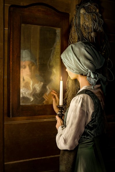 Reflexão de uma mulher à luz das velas de Andrzej Lisowski