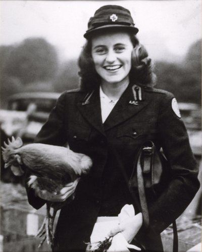 Kick Kennedy usando um uniforme da Cruz Vermelha Americana em Londres, c.1943 (foto a p/b) de Thomas Kelly