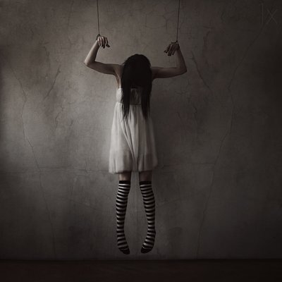 A Menina-Marioneta Assustadora de Anja Matko