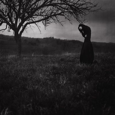 Figura melancólica, paisagem sombria de Anja Matko