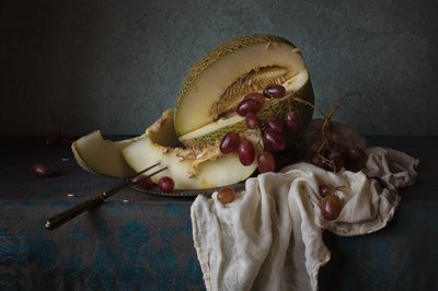 Natureza morta com frutos escuros de Anna Petina