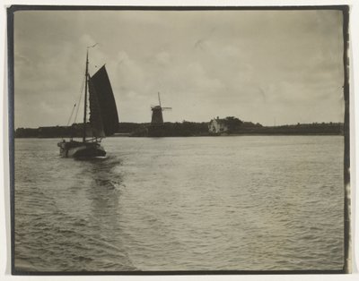 Vista sobre um rio ou o Zuiderzee, com um veleiro e um moinho, Holanda de Anonymous
