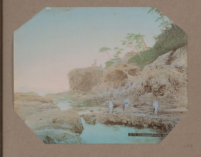 Homens e mulheres na costa de Chigogafuchi em Enoshima, Japão de Anonymous
