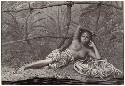 Retrato de uma mulher seminua indonésia desconhecida, reclinada com uma cesta de frutas num cenário
Mulher em perigo (título sobre o objecto) de Anonymous