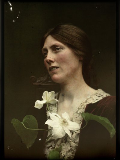 Retrato de uma mulher vestida com um vestido vermelho com duas flores brancas na frente do peito de Anonymous