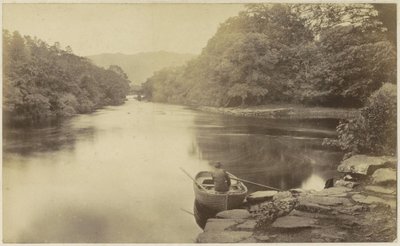Paisagem fluvial em Inglaterra, com um homem em barco a remo em primeiro plano de Anonymous
