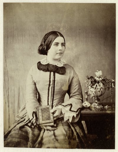 Retrato de estúdio de uma mulher desconhecida com um livro na mão de Anonymous