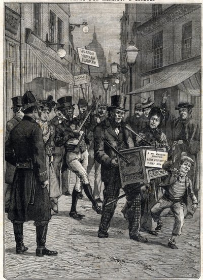 Um mendigo chamado Visconde Hinton, um bárbaro tocador de órgãos nas ruas de Londres, tornou-se milionário após a morte de seu pai Lord Poulett, que lhe alugou sua fortuna. Gravura. Em "Le Petite Parisien", a 12/02/1899. Colecção privada. de Anonymous Anonymous