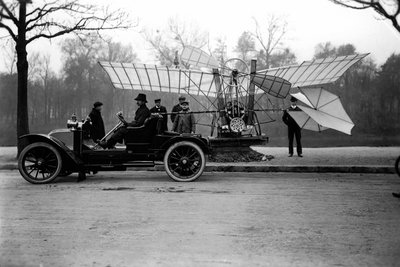 Aviador Alberto Santos Dumont (Santos-Dumont) (1873-1932) transportando seu avião em seu carro. Coleção Particular de Anonymous Anonymous