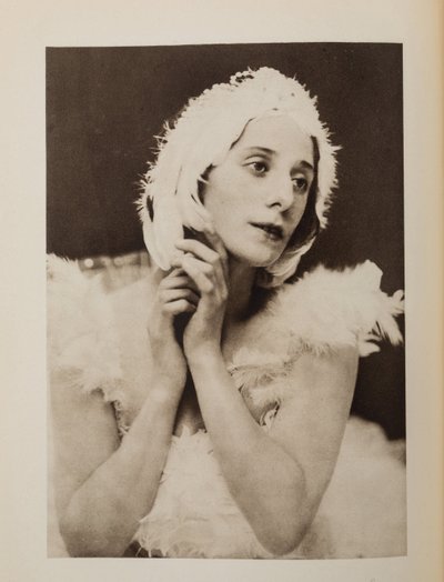 Anna Pavlova (Pavlovna) (1881-1931) no balé The Dying Swan de Camille Saint-Saens, Anônimo. Chromolithography, , Coleção Particular de Anonymous Anonymous