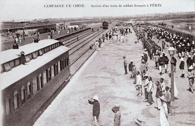 Chegada de um comboio de soldados franceses a Pekin durante a Campanha de Fotografia da China por volta de 1900-1901 - Colecção privada de Anonymous Anonymous