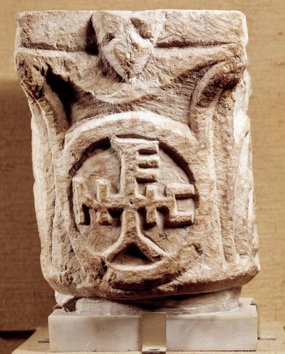 Antiguidade cristã: capitéis com monograma, Paris, Museu do Louvre de Anonymous Anonymous