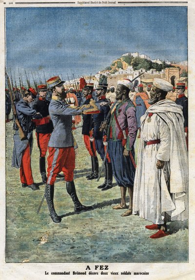 O Comandante Edouard Bremond (1868-1948) decora dois antigos soldados marroquinos em Fez. Gravura no "Le Petite Journal", em 21/01/1912. Coleção privada. de Anonymous Anonymous