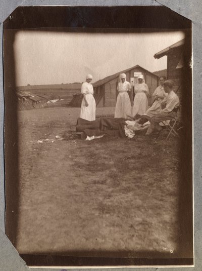 Primeira Guerra Mundial 1914-1918: helioterapeutas. Soldados e enfermeiras feridos da Cruz Vermelha francesa (Cruz Vermelha), acampamento de Couville na Manche, Baixa Normandia (Baixa Normandia), França. Fotografia anônima de julho de 1917. Coleção particu de Anonymous Anonymous