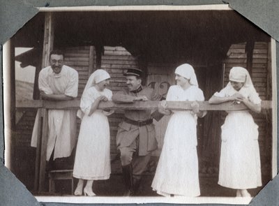 Primeira Guerra Mundial 1914-1918: enfermeiras de blusa engraçada com soldados e um médico em Couville, Manche, Baixa Normandia, França. Fotografia anônima de julho de 1917. Coleção particular, Stella. de Anonymous Anonymous