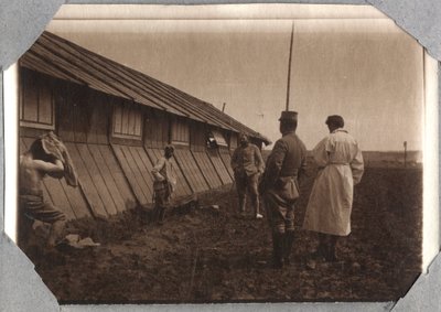 Primeira Guerra Mundial 1914-1918: busca de cabeças nas bordas, acampamento de Couville no Canal da Mancha, Baixa Normandia, França. Fotografia anônima em maio de 1917. Coleção privada, Stella. de Anonymous Anonymous