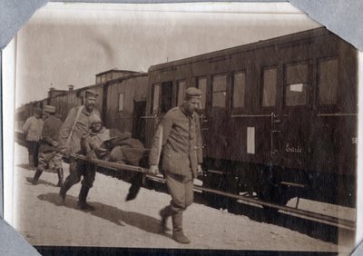 Primeira Guerra Mundial 1914-1918: ferimentos de soldados e macas numa estação no Canal da Mancha, Baixa Normandia, França. Fotografia anônima em maio de 1917. Coleção privada, Stella. de Anonymous Anonymous