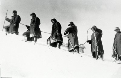 Primeira Guerra Mundial: caçadores alpinos italianos (alpino ou alpini) durante uma ascensão de Anonymous Anonymous